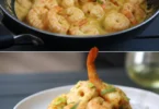 Plat de crevettes au curry express servi avec du riz