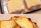 Croque-monsieur garni de sauce béchamel crémeuse et savoureuse