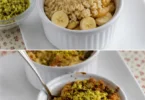 Crumble à la banane fait maison avec une croûte dorée et des bananes sucrées