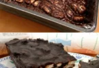 Gâteau au chocolat moelleux avec glaçage chocolat sur une assiette