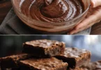 Gâteau au chocolat fondant anglais sur une assiette garnie de chocolat