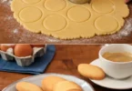 Un gâteau sablé appétissant sur une assiette avec des décorations sucrées.