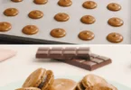 Macarons au chocolat garnis de crème au chocolat délicieuse