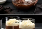 Mousse mascarpone et chocolat servie dans un joli verre, un dessert gourmand.