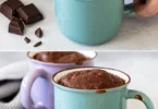 Mugcake au chocolat chaud et délicieux, préparé au micro-ondes dans une tasse.