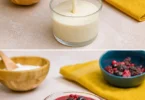 Panna cotta garnie de coulis de fruits rouges, un dessert gourmet.