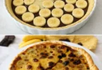 Tarte bananes chocolat savoureuse avec une croûte dorée et des tranches de banane