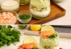 Verrines avocats crevettes et fromage frais, plat rafraîchissant et élégant.